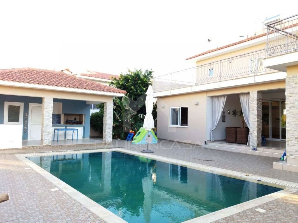 6-Bedroom Detached House in Strovolos